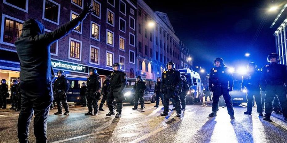 Διαδηλώσεις για «κορωνοδιαβατήριο» και μέτρα στην Κοπεγχάγη